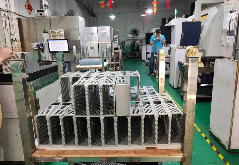 非標(biāo)分光機(jī)料盒廠家加工車間.jpg